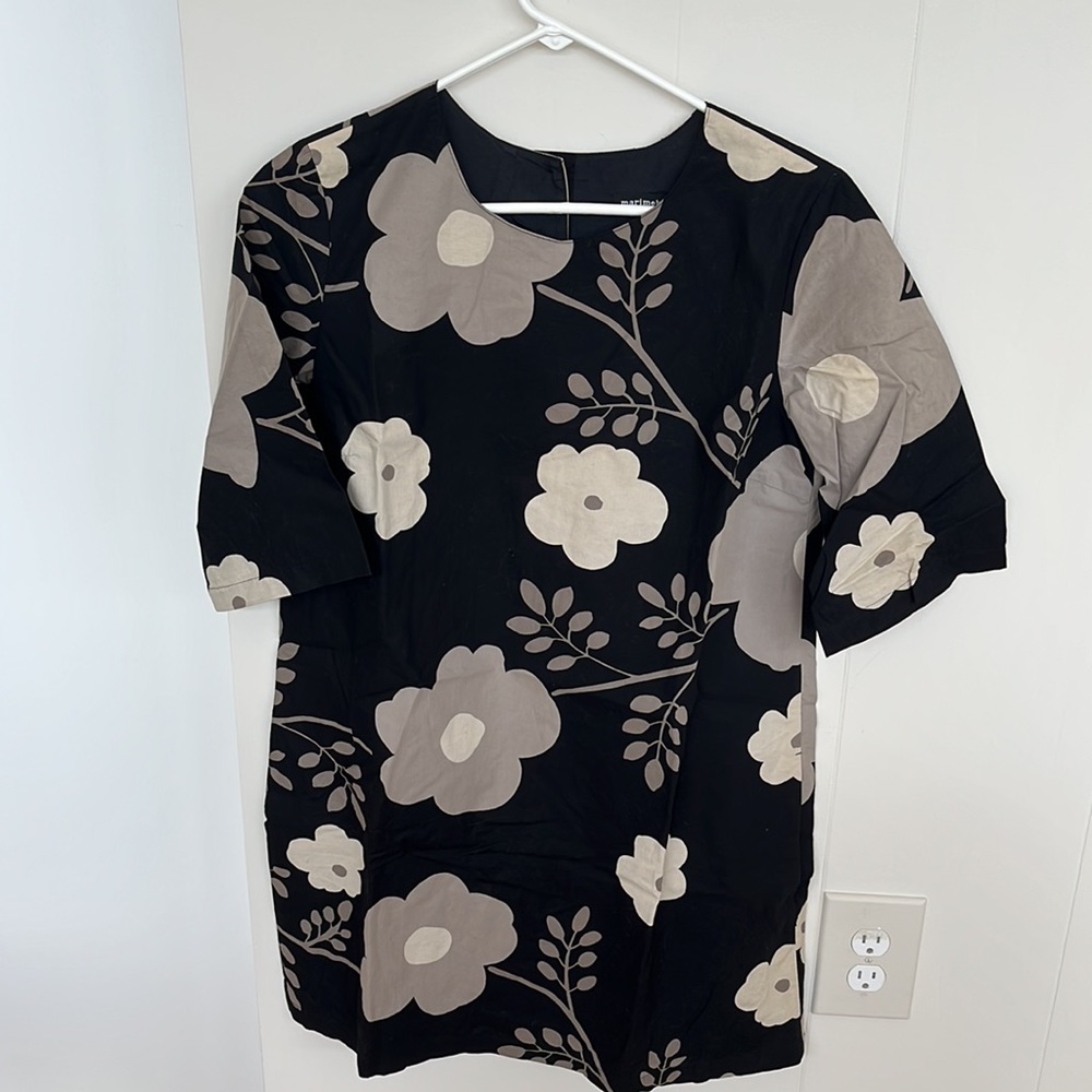 Dress with pockets fully lined 4 back buttons 100% cotton. Highly Collectible